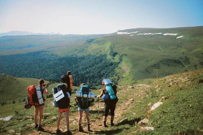 Caminantes explorando el cañón del Sumapaz