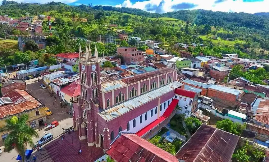 Tolima: Corazón de los Andes - Vistas panorámicas de montañas en Icononzo